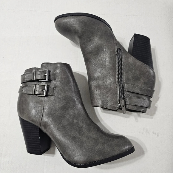 CHARLOTTE RUSSE Gray Faux Leather Ankle Boots Size 9 - Picture 3 of 10